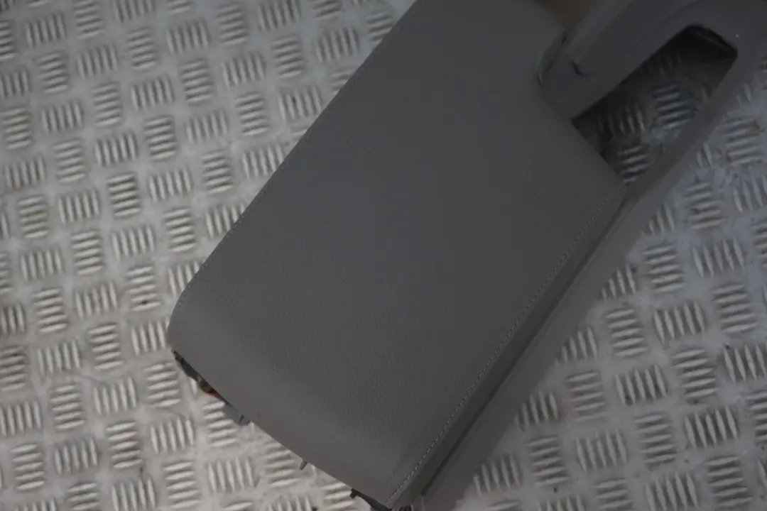 Grau Grey Centre Console Armrest to BMW 3 Series E90 E91 E92 E93 with Part number 9153216 BMW 3 Series E90 E91 E92 E93 Grau Grey Centre Console Armrest - SKU rhd-9153216 - Part number 9153216