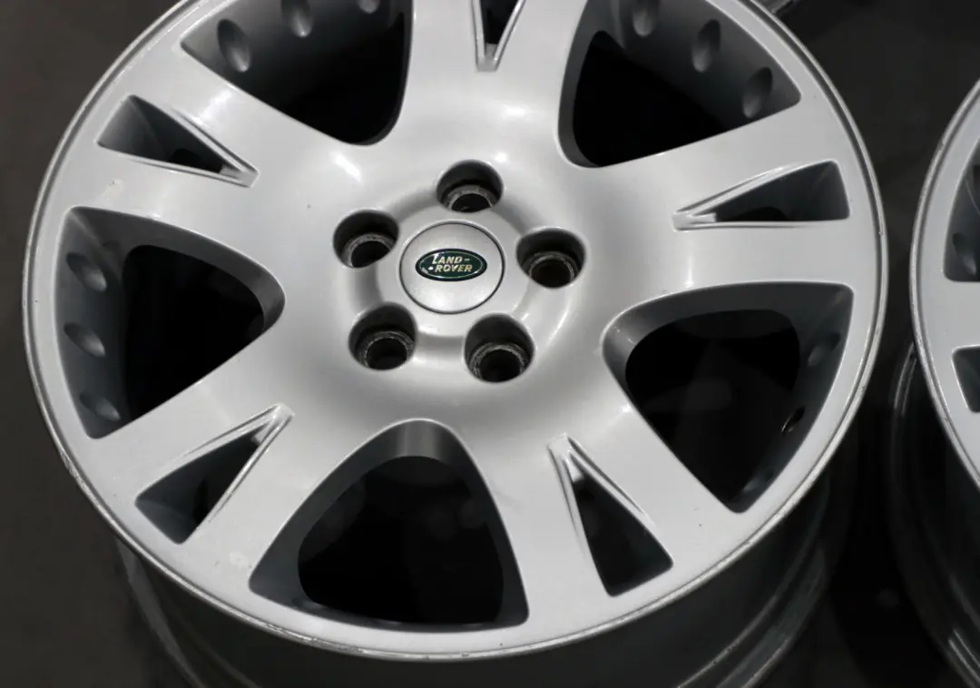 Complete Set 4x Wheel Alloy Rim 19" 9J ET:53 to Land Rover Discovery Silver with Part number RRC502280 Land Rover Discovery Silver Complete Set 4x Wheel Alloy Rim 19" 9J ET:53 - SKU Set Land Rover 19 - Part number RRC502280
