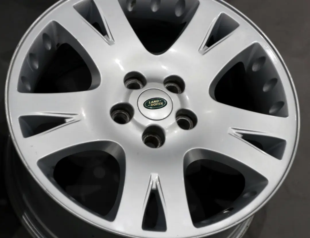 Complete Set 4x Wheel Alloy Rim 19" 9J ET:53 to Land Rover Discovery Silver with Part number RRC502280 Land Rover Discovery Silver Complete Set 4x Wheel Alloy Rim 19" 9J ET:53 - SKU Set Land Rover 19 - Part number RRC502280