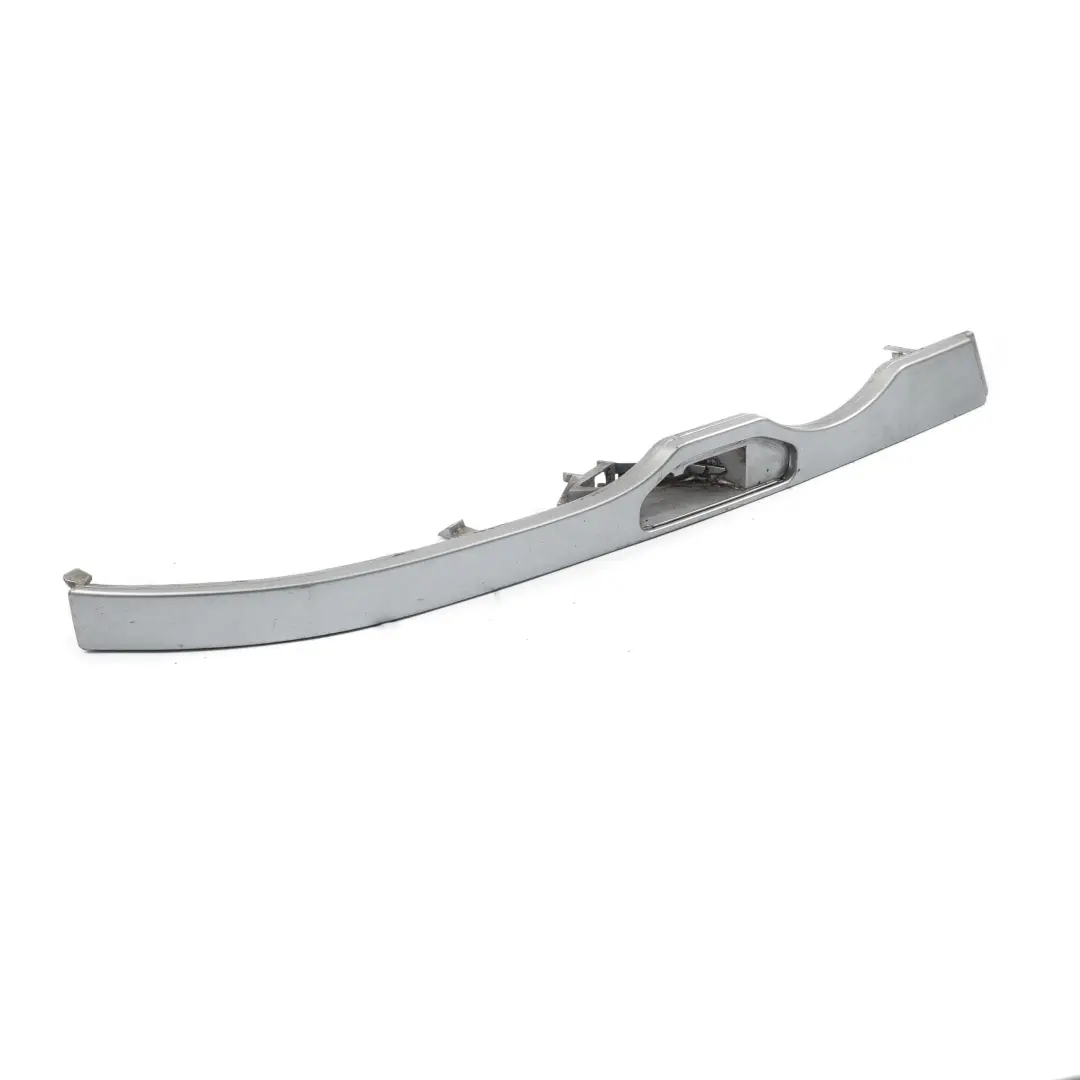 Enjoliveur de phare avant droit - Gris Argente - A08 8231044 pour BMW E46 - à propos du numéro de pièce 0001070 BMW E46 - Enjoliveur de phare avant droit - Gris Argente - A08 8231044 - SKU 0001070-SBG - Numéro de pièce 0001070