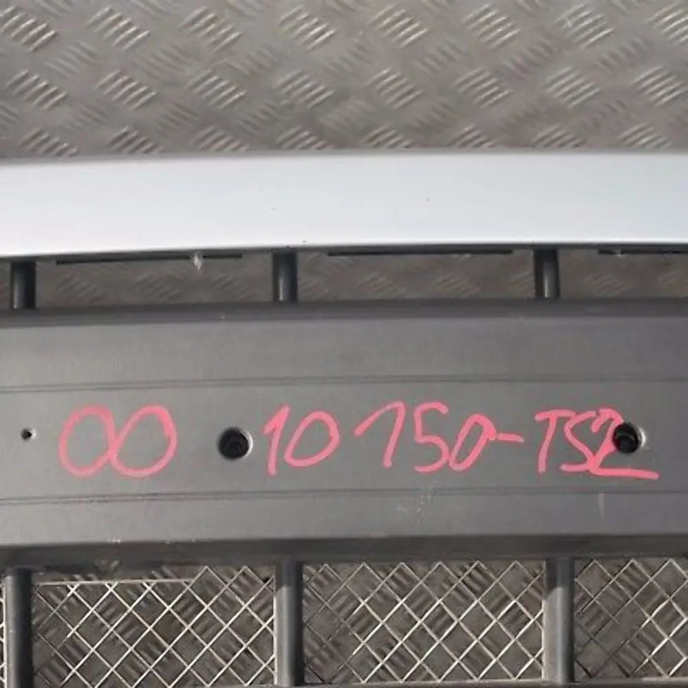 Verkleidung Stossfänger Vorn PDC Titansilber Metallic 354 für BMW X5 er 2 E53 mit Teilenummer 10150 BMW X5 er 2 E53 Verkleidung Stossfänger Vorn PDC Titansilber Metallic 354 - SKU 0010150-TS2 - Teilenummer 10150