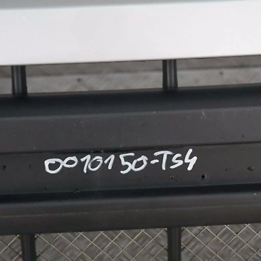 Zderzak przedni przód titansilber 354 do BMW E53 X5 o numerze 10150 BMW E53 X5 Zderzak przedni przód titansilber 354 - SKU 0010150-TS4 - Numer Części 10150