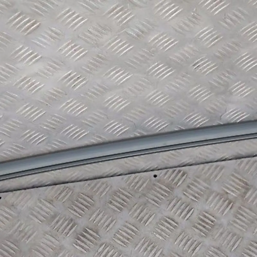 BMW E60 Moulure de toit gauche Rail de gouttière Titangrau II Gris A36 - SKU 0031141-TGR - Numéro de pièce 0031141