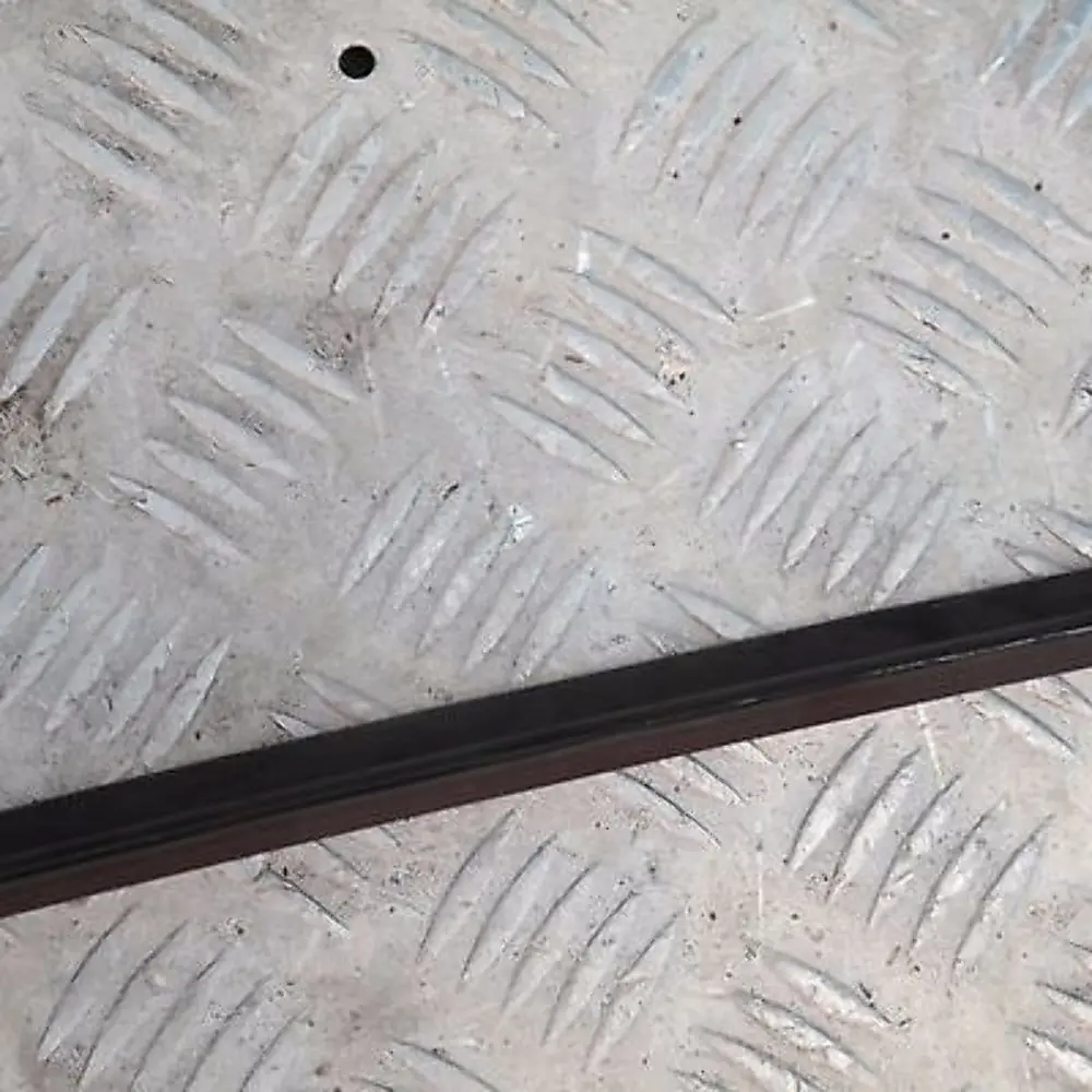 Moldura De techo derecha barandilla canalon Negro Zafiro 475 para BMW E60 E60N con número de pieza 7070196 BMW E60 E60N Moldura De techo derecha barandilla canalon Negro Zafiro 475 - SKU 0031142-BS - Número de pieza 7070196