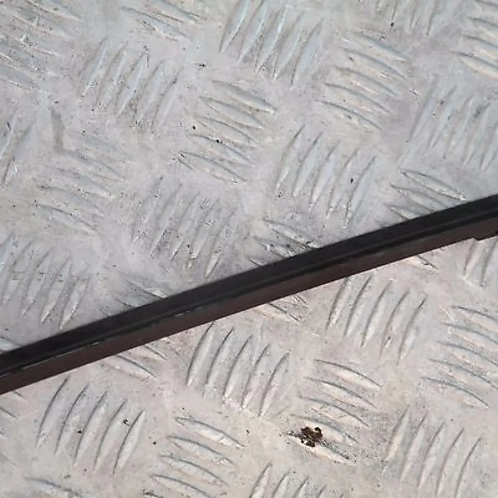 Modanatura Tetto Destro Grondaia Nero Zaffiro 475 per BMW E60 E60N con numero di parte 7070196 BMW E60 E60N Modanatura Tetto Destro Grondaia Nero Zaffiro 475 - SKU 0031142-BS - Numero di parte 7070196