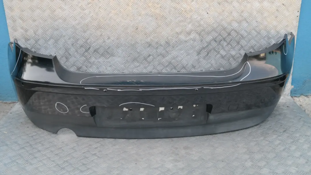 Verkleidung Stossfänger lackiert hinten PDC SCHWARZ 2 - 668 für BMW 1 er 2 E87 mit Teilenummer 51120032630 BMW 1 er 2 E87 Verkleidung Stossfänger lackiert hinten PDC SCHWARZ 2 - 668 - SKU 0032630-SCH2 - Teilenummer 51120032630