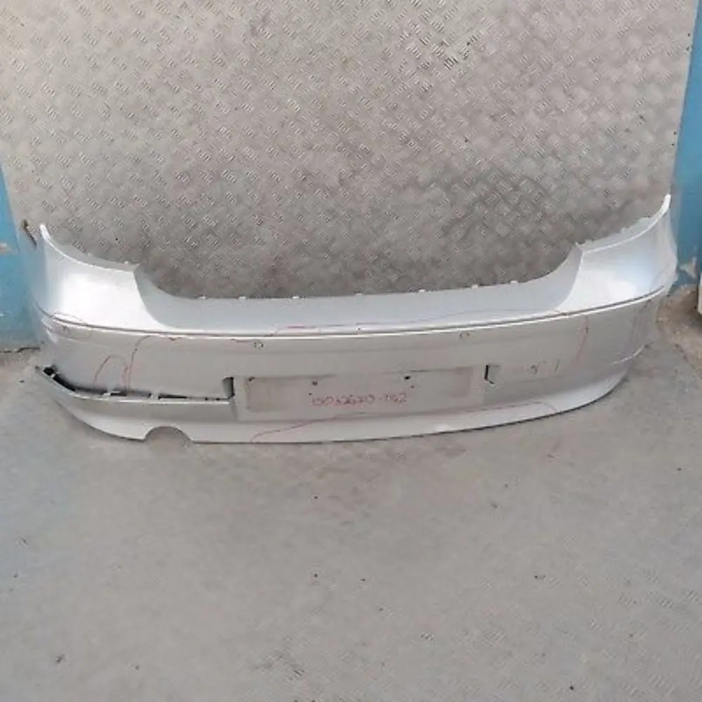 Verkleidung Stossfänger lackiert hinten PDC Titansilber 354 für BMW 1 er 2 E87 mit Teilenummer 32630 BMW 1 er 2 E87 Verkleidung Stossfänger lackiert hinten PDC Titansilber 354 - SKU 0032630-TS2 - Teilenummer 32630