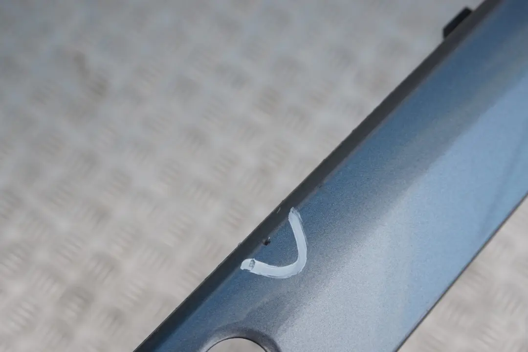 Striscia di protezione nel paraurti posteriore PDC Quarzblau Blu - A18 per BMW E87 con numero di parte 0032633 BMW E87 Striscia di protezione nel paraurti posteriore PDC Quarzblau Blu - A18 - SKU 0032633-QB1 - Numero di parte 0032633