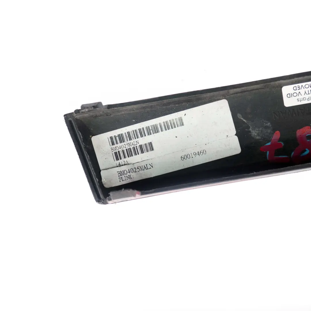 Protector Parachoques Tira Ajuste Izquierda Rojo Carmesi para BMW E87 con número de pieza 0032637 BMW E87 Protector Parachoques Tira Ajuste Izquierda Rojo Carmesi - SKU 0032637-KAR - Número de pieza 0032637