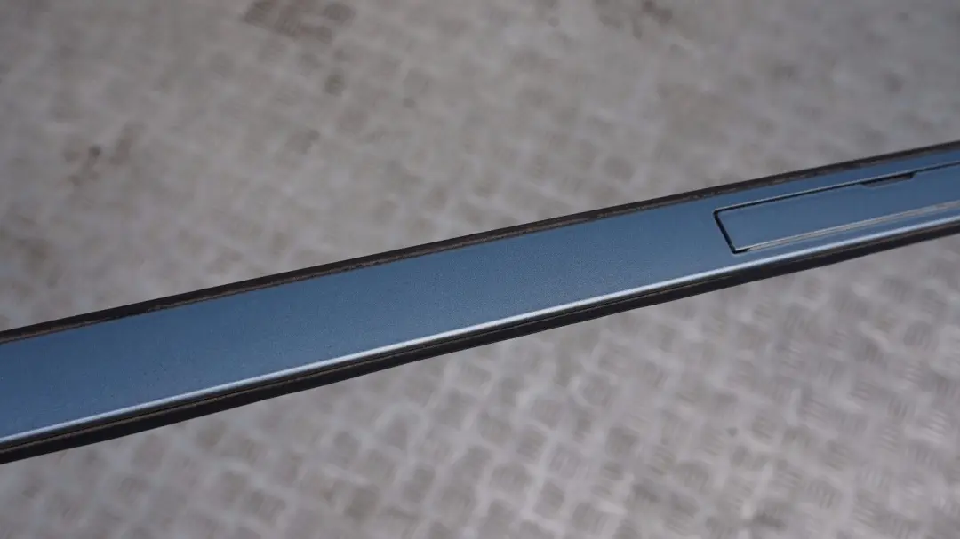 BMW E87 Barandilla De moldura De techo izquierda Bluewater Azul metalizado 896 - SKU 0032701-WB - Número de pieza 51130032701