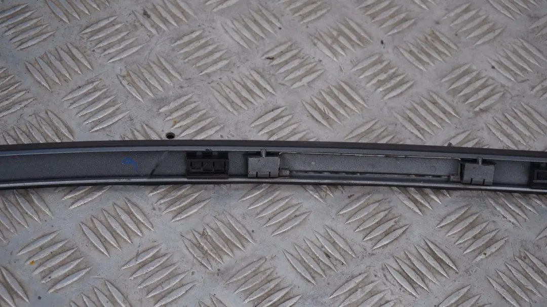 Zierleiste Dach Lackiert Rechts Bluewater Blau 896 für BMW 1 er E81 E87 mit Teilenummer 0032702 BMW 1 er E81 E87 Zierleiste Dach Lackiert Rechts Bluewater Blau 896 - SKU 0032702-WB - Teilenummer 0032702