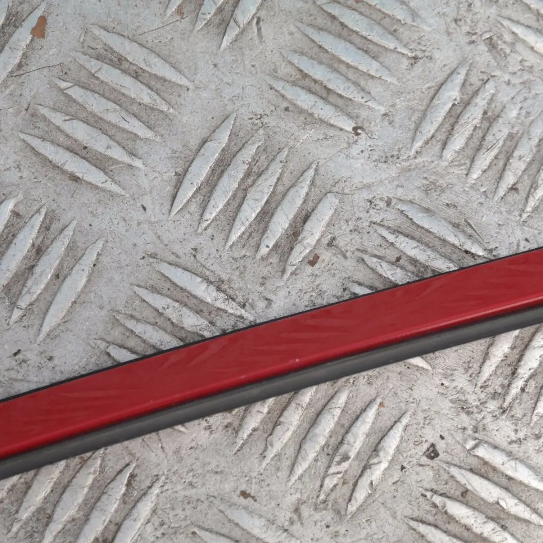 Moldura De Techo Izquierda Railing Trim Japanrot Japan Red 438 para BMW E90 con número de pieza 32753 BMW E90 Moldura De Techo Izquierda Railing Trim Japanrot Japan Red 438 - SKU 0032753-JR - Número de pieza 32753