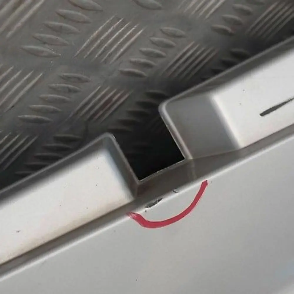 BMW6 E87 Listello Portiera Apertura Gonna Destra Argento-Titanio Sliber per con numero di parte 32948 BMW6 E87 Listello Portiera Apertura Gonna Destra Argento-Titanio Sliber - SKU 0032948-TS16 - Numero di parte 32948