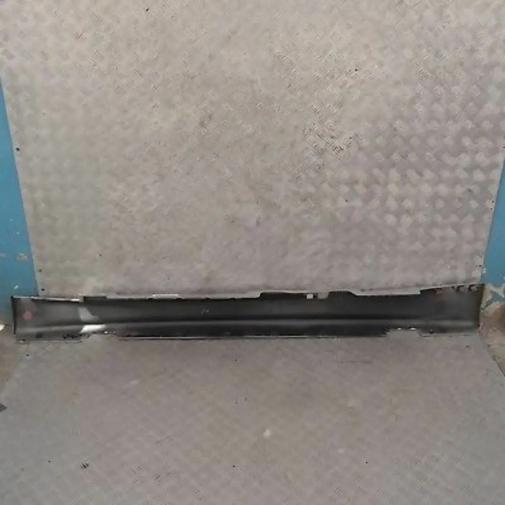 Nakładka próg prawy titansilber 354 do BMW E87 o numerze 32948 BMW E87 Nakładka próg prawy titansilber 354 - SKU 0032948-TS16 - Numer Części 32948