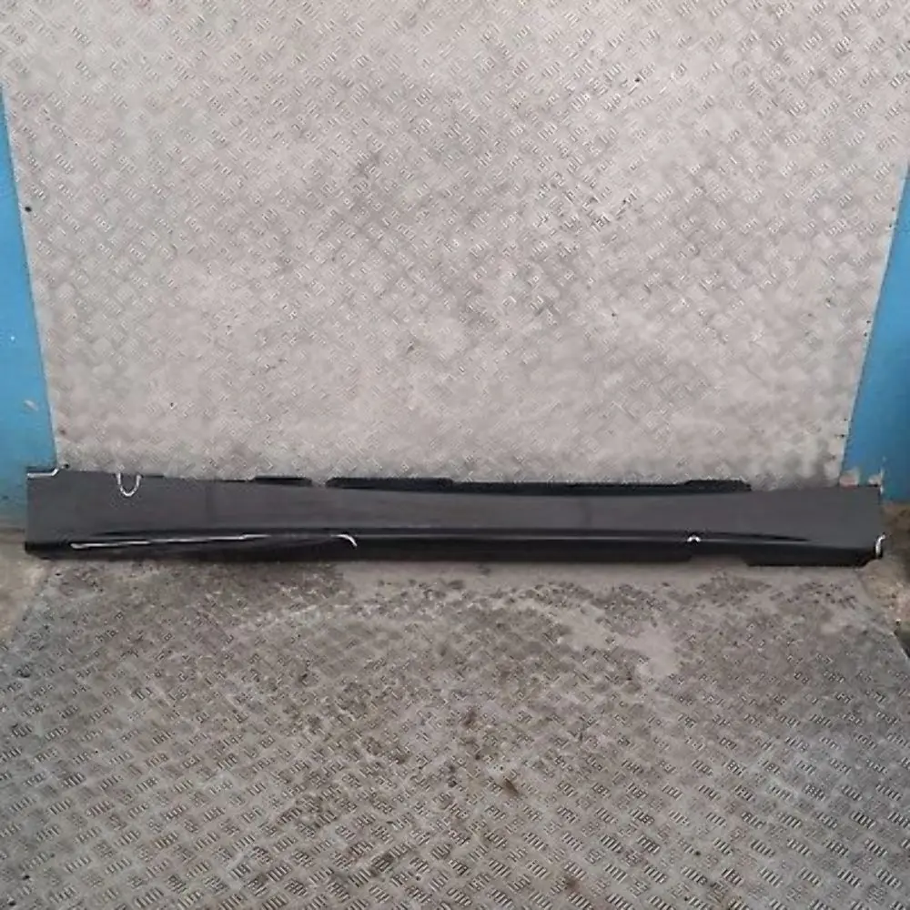 Listón de umbral faldón lateral derecho Zafiro negro metalizado - 475 para BMW E87 con número de pieza 0032948 BMW E87 Listón de umbral faldón lateral derecho Zafiro negro metalizado - 475 - SKU 0032948-BS15 - Número de pieza 0032948