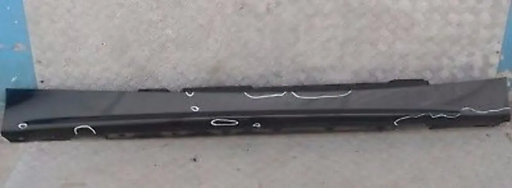 Sill strip side skirt right Black Sapphire Metallic 475 para BMW E87 con número de pieza 32948 BMW E87 Sill strip side skirt right Black Sapphire Metallic 475 - SKU 0032948-BS20 - Número de pieza 32948