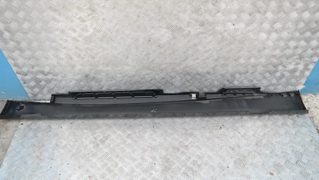 Bande de seuil jupe laterale droite Noir Saphir Metallise - 475 pour BMW E87 à propos du numéro de pièce 51770032948 BMW E87 Bande de seuil jupe laterale droite Noir Saphir Metallise - 475 - SKU 0032948-BS5 - Numéro de pièce 51770032948