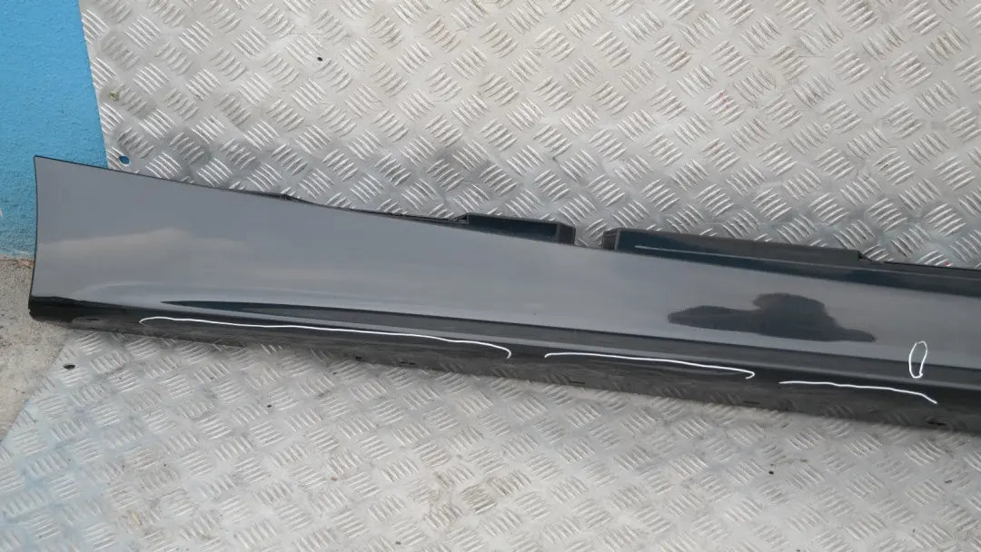 Sill strip side skirt derecho Black Sapphire Metallic - 475 para BMW E87 con número de pieza 51770032948 BMW E87 Sill strip side skirt derecho Black Sapphire Metallic - 475 - SKU 0032948-BS5 - Número de pieza 51770032948