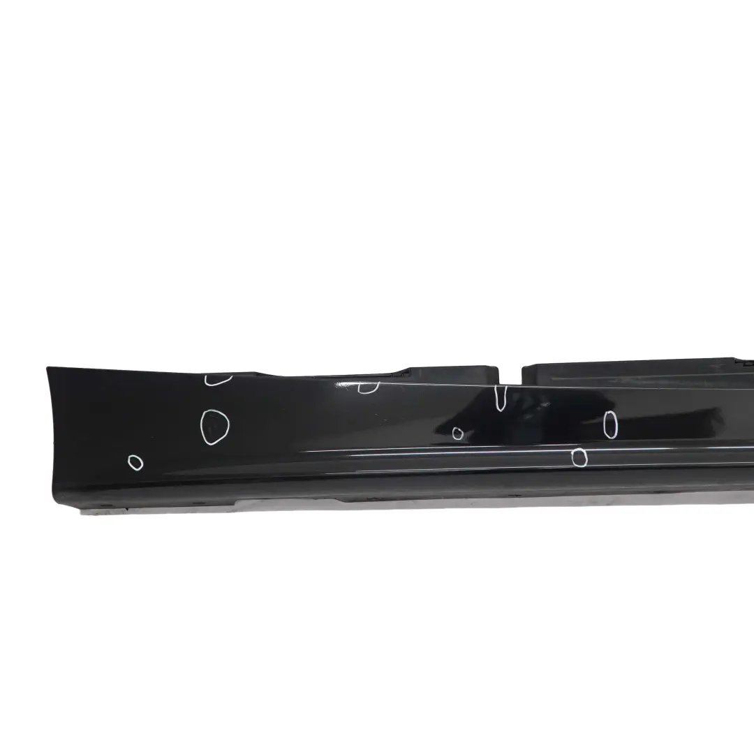 Sill Strip Faldon Lateral Derecho Zafiro Negro Metalizado 475 para BMW E87 con número de pieza 51770032948 BMW E87 Sill Strip Faldon Lateral Derecho Zafiro Negro Metalizado 475 - SKU 0032948-BS - Número de pieza 51770032948