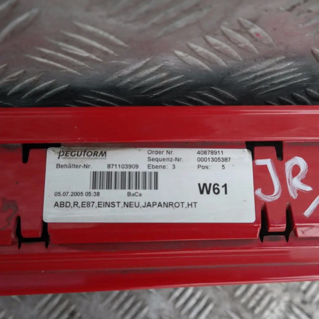 Listello Portiera Apertura Gonna Destra Rosso Giappone Rot per BMW E87 con numero di parte 51770032948 BMW E87 Listello Portiera Apertura Gonna Destra Rosso Giappone Rot - SKU 0032948-JR - Numero di parte 51770032948