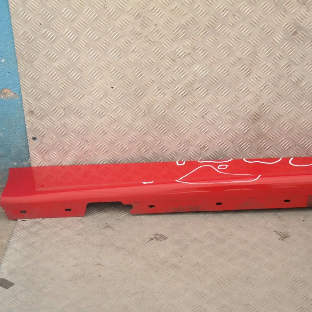 Sill Strip Faldón Lateral Derecho Japanrot Red Rot - 438 para BMW 8 E87 con número de pieza 32948 BMW 8 E87 Sill Strip Faldón Lateral Derecho Japanrot Red Rot - 438 - SKU 0032948-JR8 - Número de pieza 32948