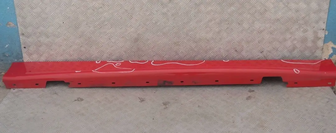 Listello Portiera Apertura Gonna Destra Rosso Giappone Rosso 438 per BMW 8 E87 con numero di parte 32948 BMW 8 E87 Listello Portiera Apertura Gonna Destra Rosso Giappone Rosso 438 - SKU 0032948-JR8 - Numero di parte 32948
