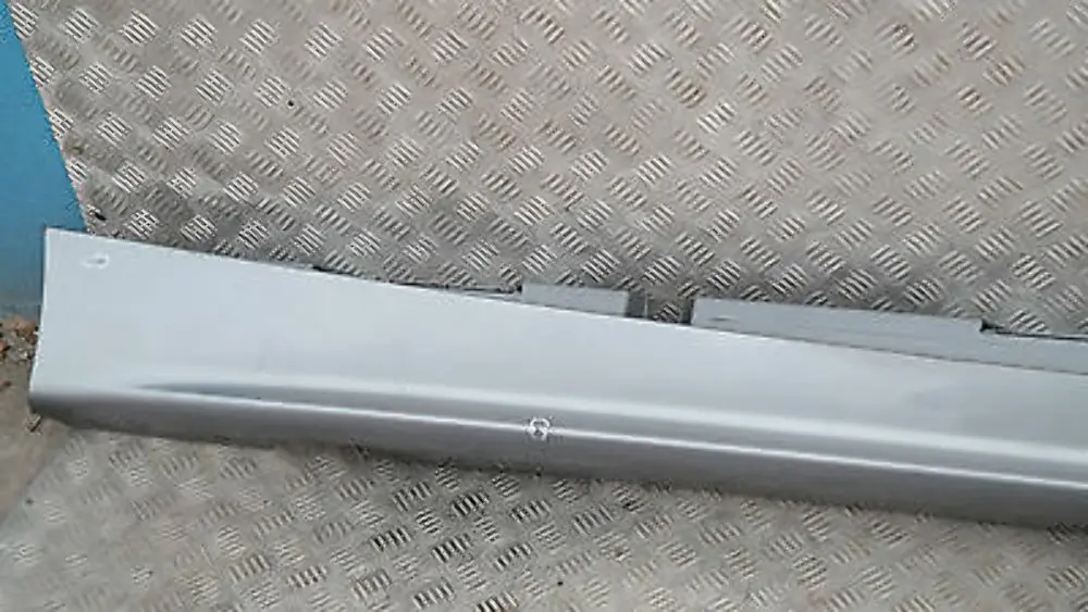 BMW pezzi E87 Listello portiera Apertura Gonna dx Quarzo-blu Blu Metallizzato - SKU 0032948-QB11 - Numero di parte 51770032948