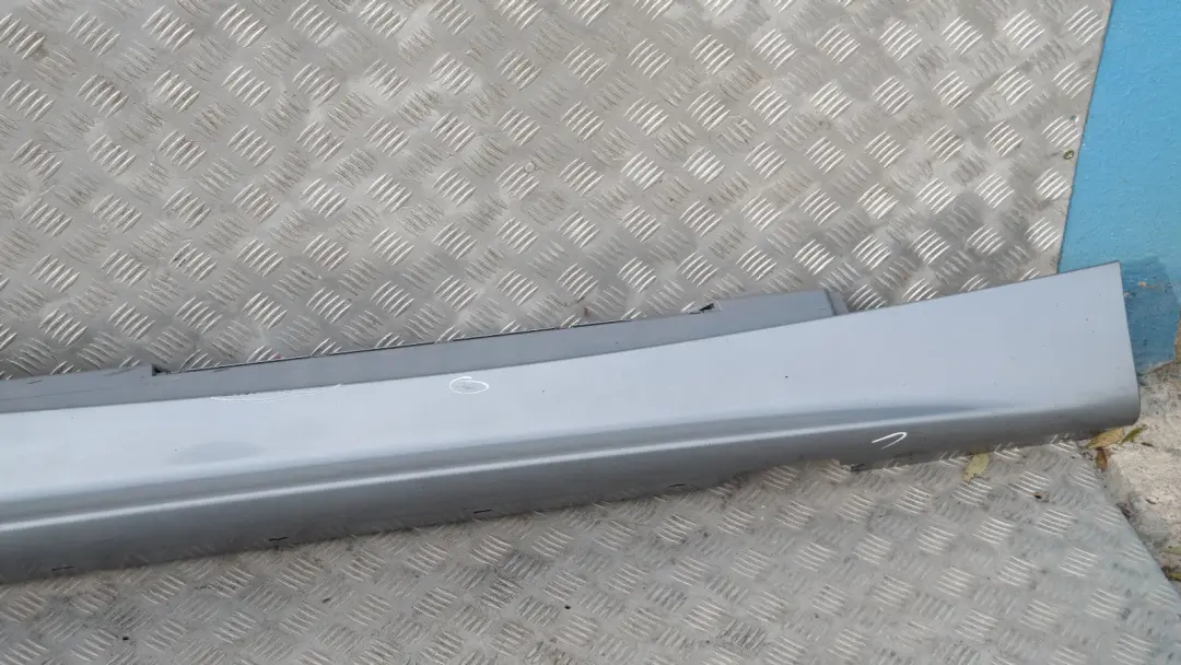 Listwa Próg Prawy Quarzblau Metallic A18 do BMW E87 o numerze 51770032948 BMW E87 Listwa Próg Prawy Quarzblau Metallic A18 - SKU 0032948-QB12 - Numer Części 51770032948