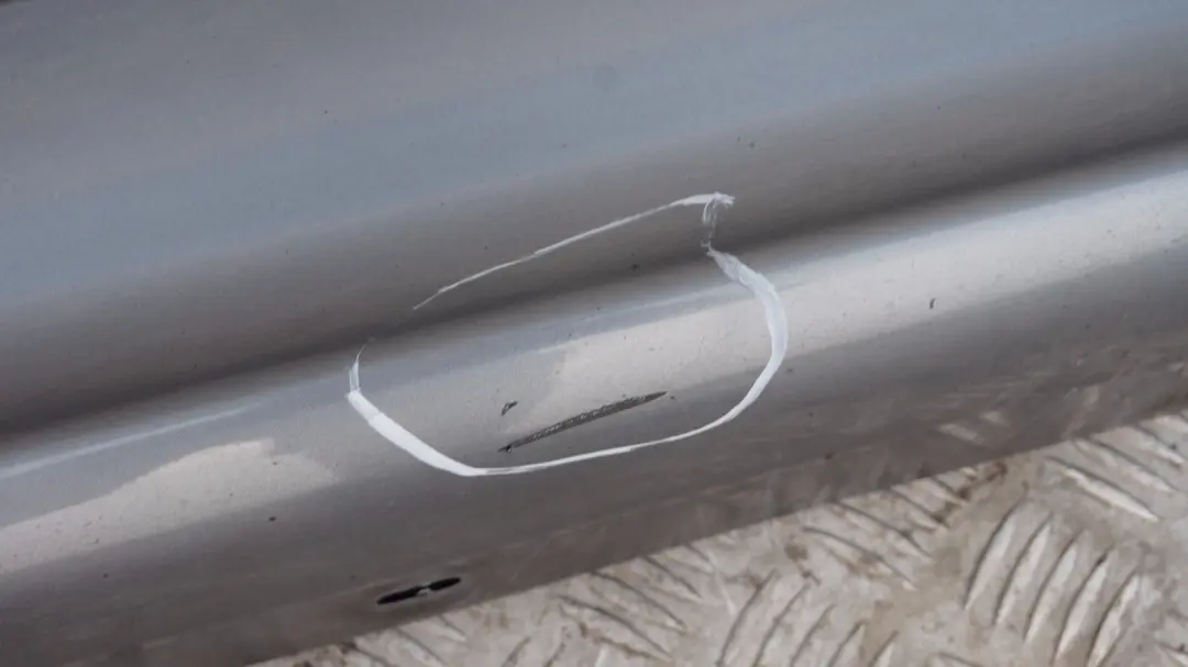 Nakładka próg prawy Quarzblau A18 do BMW 1 E87 o numerze 32948 BMW 1 E87 Nakładka próg prawy Quarzblau A18 - SKU 0032948-QB14 - Numer Części 32948