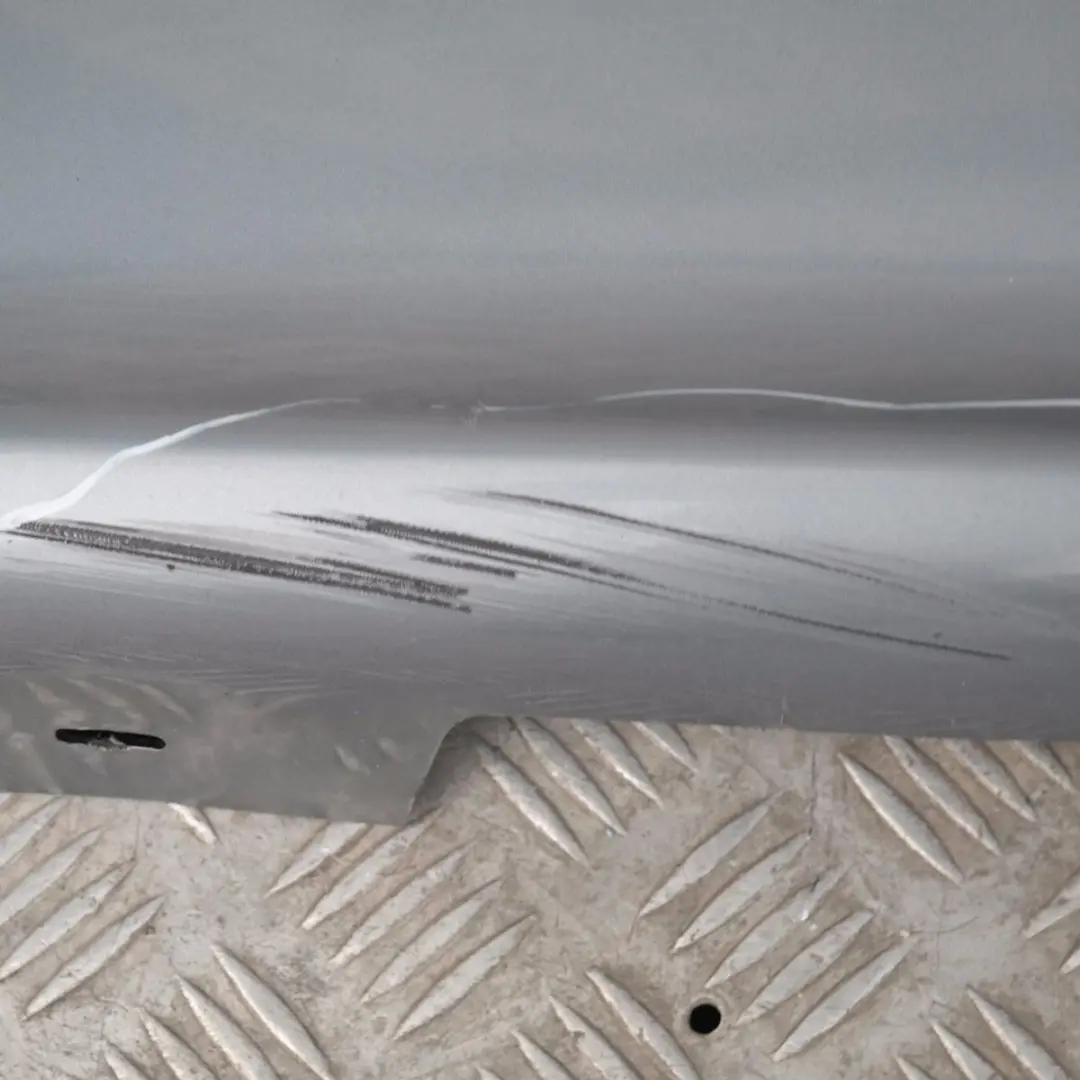 Faldón lateral derecho Quarzblau Blue Metallic A18 para BMW 18 E87 con número de pieza 32948 BMW 18 E87 Faldón lateral derecho Quarzblau Blue Metallic A18 - SKU 0032948-QB18 - Número de pieza 32948