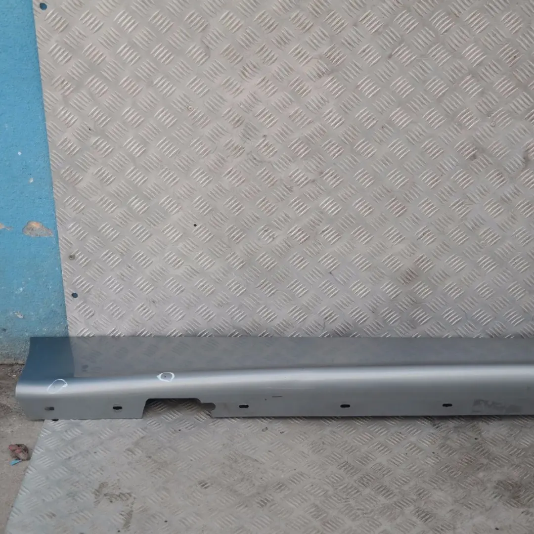 Listello Portiera Apertura Gonna Destra Quarzo-Blu per BMW E87 con numero di parte 32948 BMW E87 Listello Portiera Apertura Gonna Destra Quarzo-Blu - SKU 0032948-QB21 - Numero di parte 32948