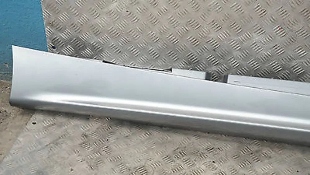 Schwellerleiste Blende Schweller rechts Quarzblau Blau Metallic für BMW 1 er E87 mit Teilenummer 51770032948 BMW 1 er E87 Schwellerleiste Blende Schweller rechts Quarzblau Blau Metallic - SKU 0032948-QB3 - Teilenummer 51770032948