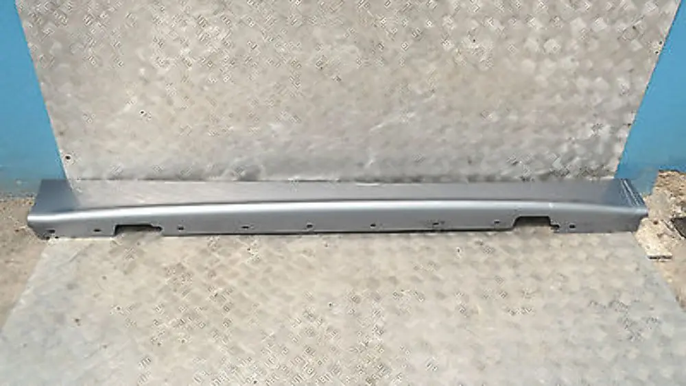 Nakładka próg prawy Quarzblau A18 do BMW 1 e87 o numerze 51770032948 BMW 1 e87 Nakładka próg prawy Quarzblau A18 - SKU 0032948-QB3 - Numer Części 51770032948