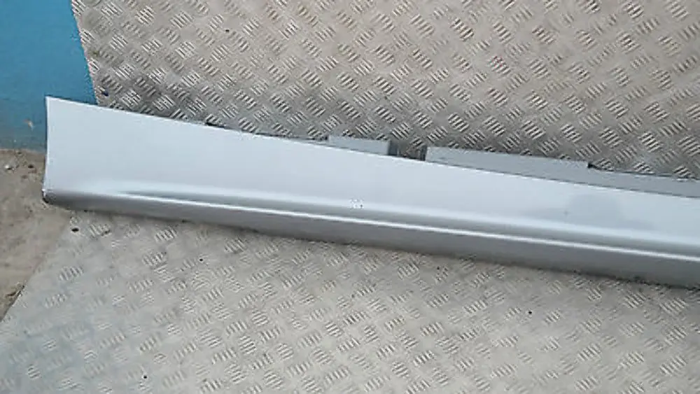 Listón de umbral lateral derecho Quarzblau Blue Metallic A18 para BMW 5 E87 con número de pieza 51770032948 BMW 5 E87 Listón de umbral lateral derecho Quarzblau Blue Metallic A18 - SKU 0032948-QB5 - Número de pieza 51770032948