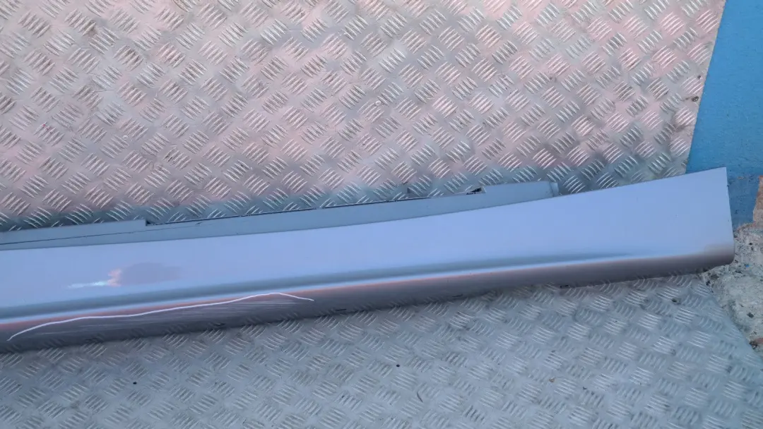 Nakładka próg prawy Quarzblau A18 do BMW 1 E87 o numerze 51770032948 BMW 1 E87 Nakładka próg prawy Quarzblau A18 - SKU 0032948-QB6 - Numer Części 51770032948