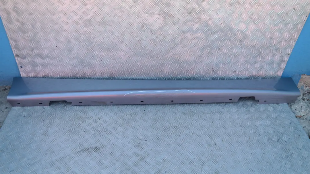 BMW E87 Bas de Porte Couverture Seuil Droite Quartzbleu Bleu Metallise - SKU 0032948-QB6 - Numéro de pièce 51770032948