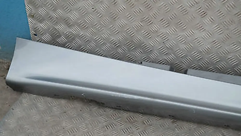 Schwellerleiste Lackiert Rechts Quarzblau Blue Metallic A18 für BMW 1 er 9 E87 mit Teilenummer 51770032948 BMW 1 er 9 E87 Schwellerleiste Lackiert Rechts Quarzblau Blue Metallic A18 - SKU 0032948-QB9 - Teilenummer 51770032948