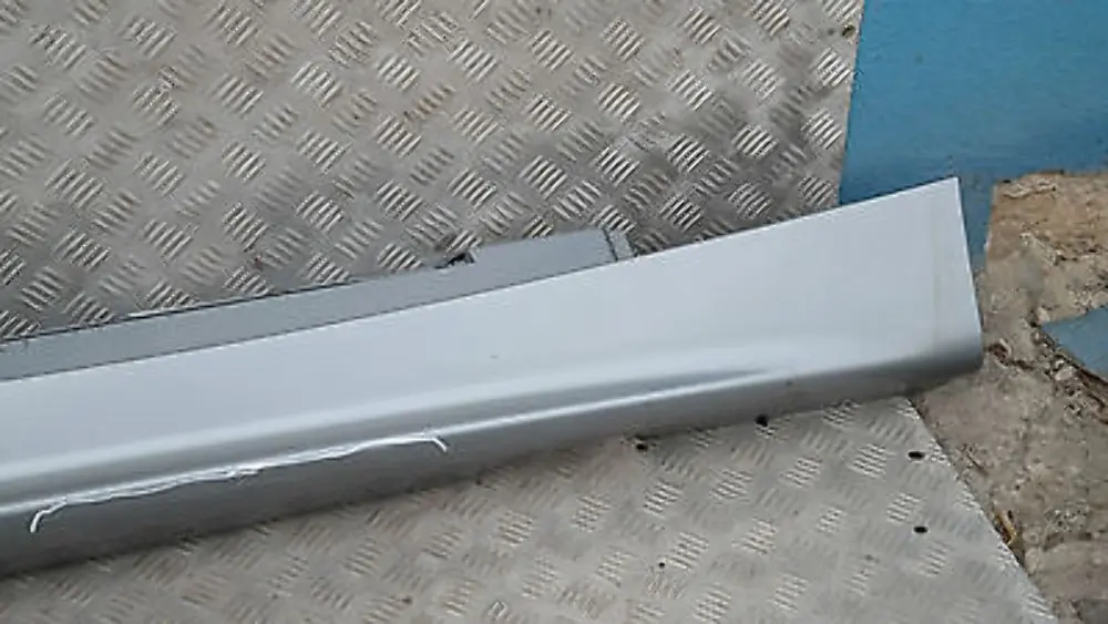 Listón de umbral faldón lateral derecho Quarzblau Azul Metalizado A18 para BMW 9 E87 con número de pieza 51770032948 BMW 9 E87 Listón de umbral faldón lateral derecho Quarzblau Azul Metalizado A18 - SKU 0032948-QB9 - Número de pieza 51770032948