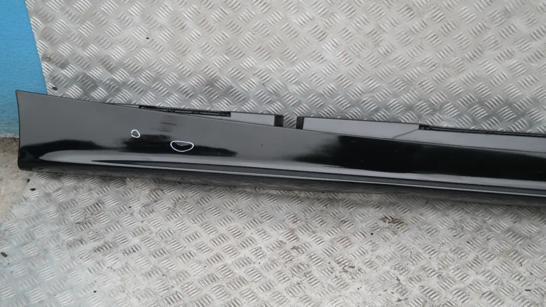 Bas de Porte Couverture Seuil a Droite Noir pour BMW 1 E87 à propos du numéro de pièce 51770032948 BMW 1 E87 Bas de Porte Couverture Seuil a Droite Noir - SKU 0032948-SCH3 - Numéro de pièce 51770032948