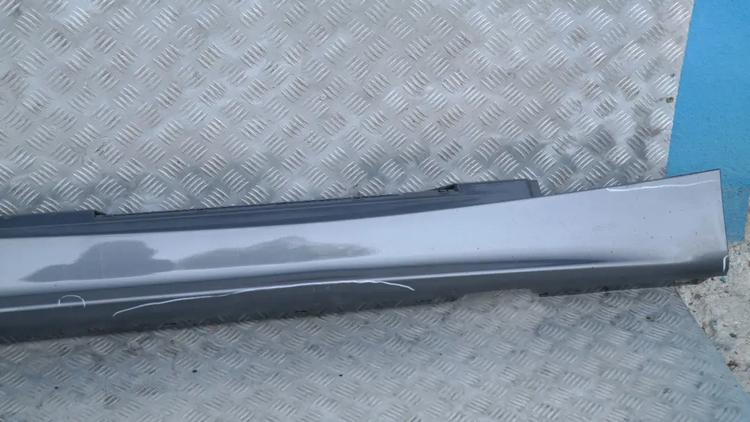 BMW E87 Sill Strip Faldón Lateral Derecho Sparkling Graphite Metallic - A22 - SKU 0032948-SG5 - Número de pieza 51770032948