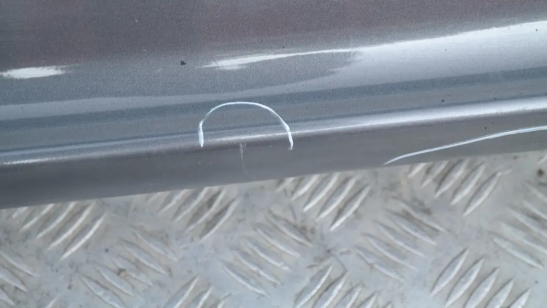 Sill Strip Faldón Lateral Derecho Sparkling Graphite Metallic - A22 para BMW E87 con número de pieza 51770032948 BMW E87 Sill Strip Faldón Lateral Derecho Sparkling Graphite Metallic - A22 - SKU 0032948-SG5 - Número de pieza 51770032948