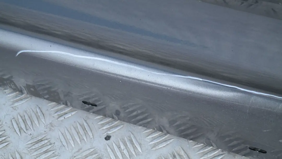 BMW E87 Sill Strip Faldón Lateral Derecho Sparkling Graphite Metallic - A22 - SKU 0032948-SG5 - Número de pieza 51770032948