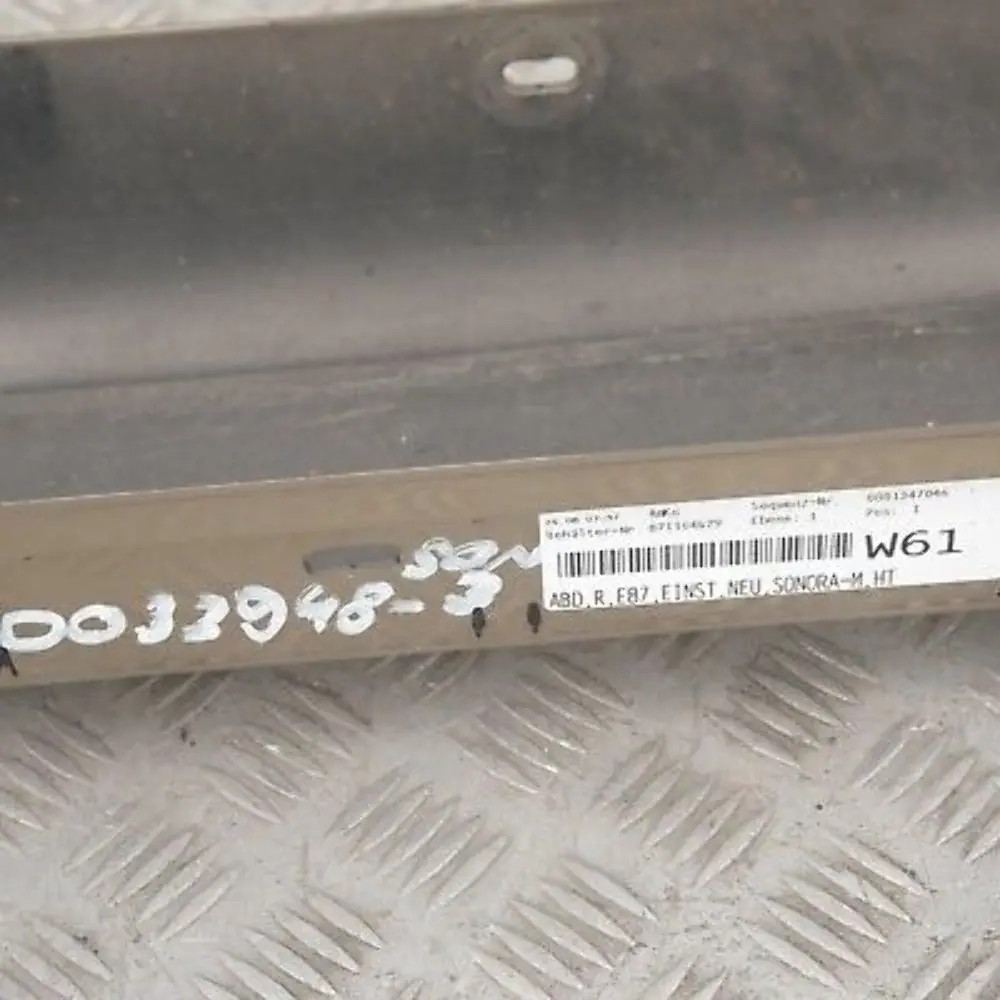 Listello Portiera Apertura Gonna Destra Sonora Metallizzato per BMW E87 con numero di parte 51770032948 BMW E87 Listello Portiera Apertura Gonna Destra Sonora Metallizzato - SKU 0032948-SON3 - Numero di parte 51770032948