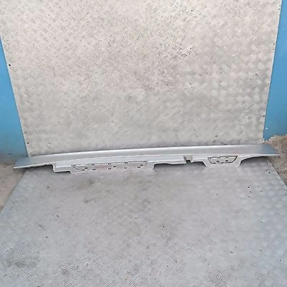 Sill Strip Faldón Lateral Derecho Titansilber Plata Metálico para BMW E87 con número de pieza 32948 BMW E87 Sill Strip Faldón Lateral Derecho Titansilber Plata Metálico - SKU 0032948-TS - Número de pieza 32948