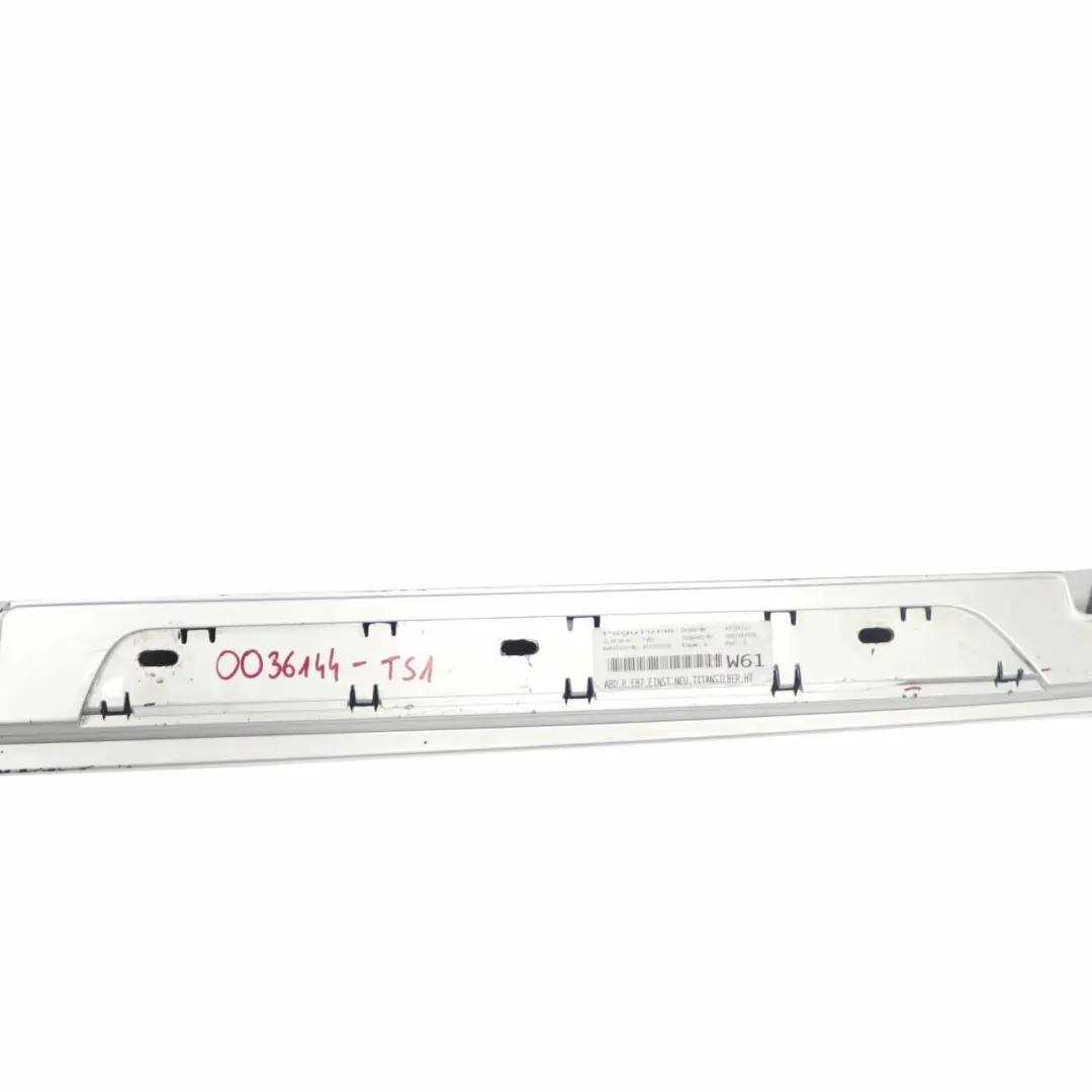 Sill Strip Faldón Lateral Derecho Titansilber Plata Metalizado para BMW E87 con número de pieza 32948 BMW E87 Sill Strip Faldón Lateral Derecho Titansilber Plata Metalizado - SKU 0032948-TS1 - Número de pieza 32948
