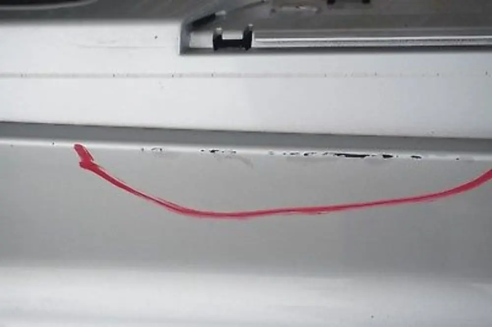 Sill Strip Faldon Lateral Derecho Titansilber Plata Metalizado para BMW 20 E87 con número de pieza 0032948 BMW 20 E87 Sill Strip Faldon Lateral Derecho Titansilber Plata Metalizado - SKU 0032948-TS20 - Número de pieza 0032948