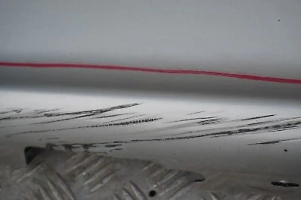 Sill Strip Faldon Lateral Derecho Titansilber Plata Metalizado para BMW 20 E87 con número de pieza 0032948 BMW 20 E87 Sill Strip Faldon Lateral Derecho Titansilber Plata Metalizado - SKU 0032948-TS20 - Número de pieza 0032948