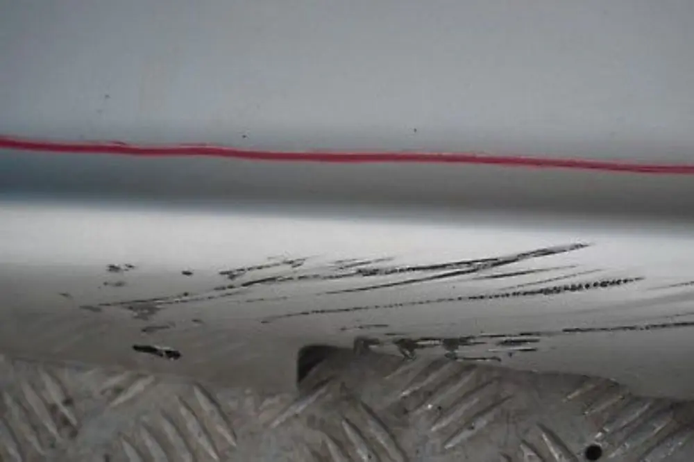 Sill Strip Faldon Lateral Derecho Titansilber Plata Metalizado para BMW 20 E87 con número de pieza 0032948 BMW 20 E87 Sill Strip Faldon Lateral Derecho Titansilber Plata Metalizado - SKU 0032948-TS20 - Número de pieza 0032948