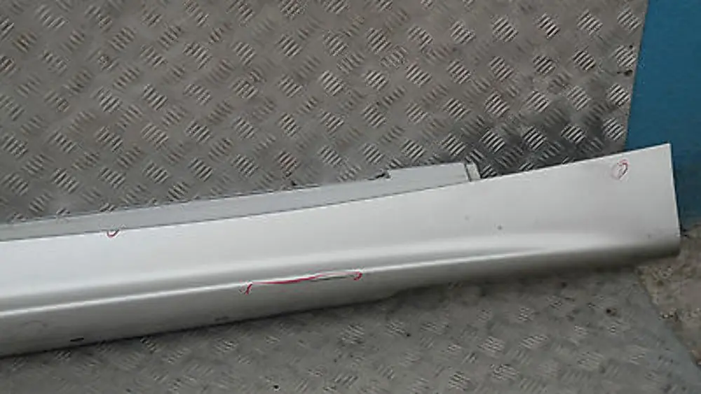 listwa nakładka próg prawy titansilber 354 do BMW E87 o numerze 51770032948 BMW E87 listwa nakładka próg prawy titansilber 354 - SKU 0032948-TS5 - Numer Części 51770032948