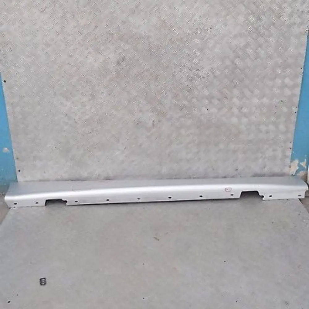 Bas de Porte Couverture Seuil Droite Argent Titane Metallique pour BMW 1 E87 à propos du numéro de pièce 32948 BMW 1 E87 Bas de Porte Couverture Seuil Droite Argent Titane Metallique - SKU 0032948-TS6 - Numéro de pièce 32948